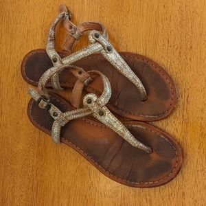 👾 Silver Frye Thong Sandals